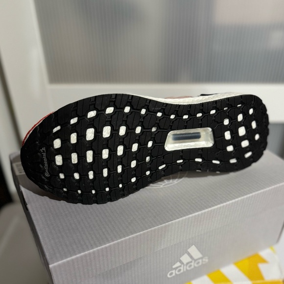 NEW IN BOX Ultraboost Men’s 8 / Women’s 9.5 - Picture 2 of 4